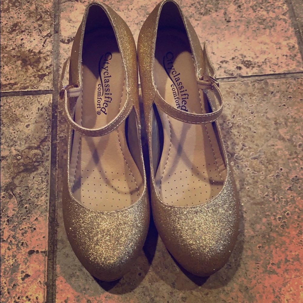 Glitter gold pumps.